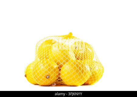 Gruppo di ripe di limoni in una borsa a rete contro uno sfondo bianco Foto Stock