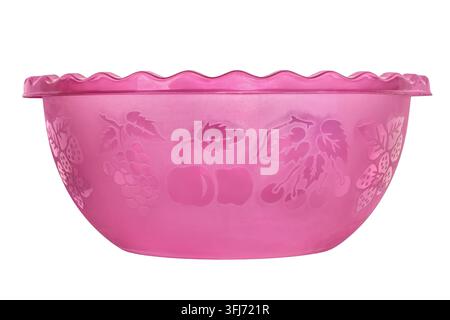 Ciotola di plastica rosa per verdure e frutta su sfondo bianco. Ciotola grande primo piano vista laterale. Foto Stock