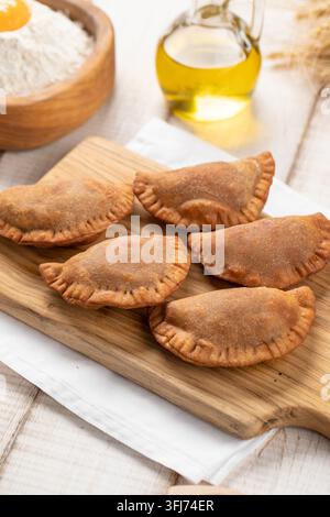 Mini pasticcini chebureki fritti su tavola di legno Foto Stock