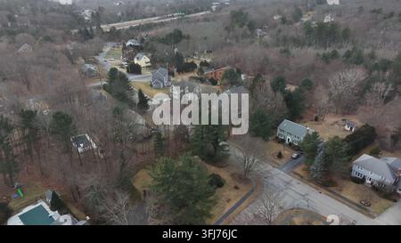 Giorno freddo d'inverno in un quartiere suburbano rurale del Massachusetts, America. Ripresa aerea ampia, Shrewsbury. Foto Stock