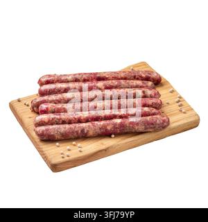 Salsicce crude su tavola di legno Foto Stock