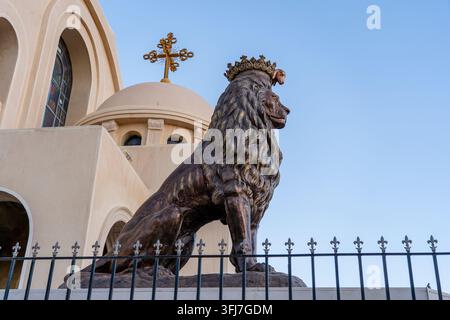 La statua del leone nella Cattedrale Celeste della Chiesa Ortodossa Cotta a Sharm el Sheikh, Egitto, primo piano Foto Stock