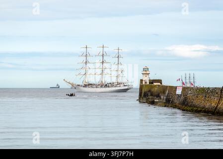 Aberdeen, Scozia, Regno Unito – 22 luglio 2025: L’altissima nave polacca Dar Młodzieży salpa dal porto di Aberdeen dopo aver completato le Tall Ships Races 2025, passando Foto Stock