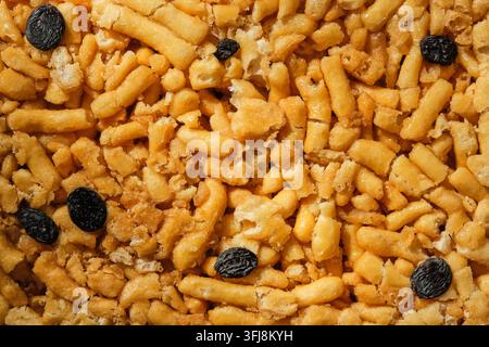 Sfondo a trama di dolce tradizionale pasticceria tatara chak chak decorato con uvetta scura e dolce Foto Stock