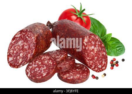 Salame affumicato con fette isolate su fondo bianco con profondità di campo completa Foto Stock