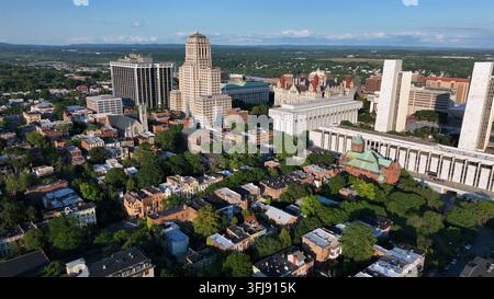 Volo di droni di stabilimento sulla città americana di Albany, New York, con alberi verdi in estate. Case storiche e edifici a più piani. Empire State Foto Stock