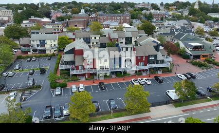 Orbita aerea di case cittadine colorate nella zona esclusiva di Newport, Rhode Island. Vista aerea. Foto Stock