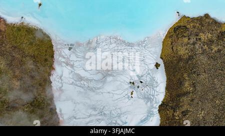 Vista aerea con drone di motivi minerali colorati, vapore e terreno vulcanico muschioso in un'area geotermica a Reykjanes, Islanda. Foto Stock