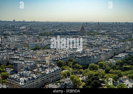 Paesaggio urbano aereo ad angolazione alta di Parigi con tetti, strade e la cupola dorata degli Invalidi vista dalla piattaforma panoramica della Torre Eiffel in Francia. Foto Stock