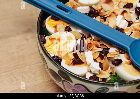 Insalata fresca con uova sode, mandorle tostate e frutta secca. Sfondo alimentare per un pasto sano, pranzo nutriente, proteine, verdure e una dieta equilibrata. Foto Stock