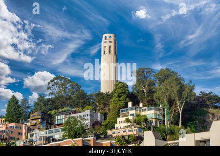 San Francisco, CA, USA - 4 giugno 2026: Coit Tower sopra il quartiere di Telegraph Hill.. Foto Stock