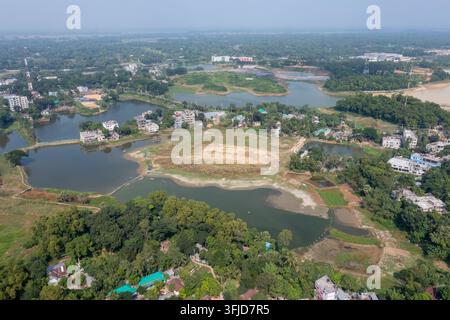 Vista aerea con drone del vasto paesaggio di Kaliakair a Gazipur, Bangladesh. L'immagine cattura il mix di verde, insediamenti, agricolt Foto Stock