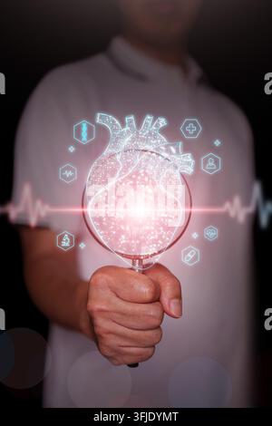 Mano che tiene una lente d'ingrandimento focalizzata su un cuore umano digitale luminoso con linea ECG di battito cardiaco e icone di assistenza sanitaria, diagnostica cardiologica, cardiovasc Foto Stock