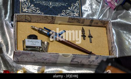Un elegante set di calligrafia con una penna in legno è in vendita a un mercatino delle pulci vintage a Bucarest per appassionati di arte e scrittura Foto Stock