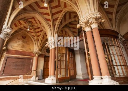 Inghilterra, Hampshire, Winchester, Guildhall, ingresso principale Foto Stock