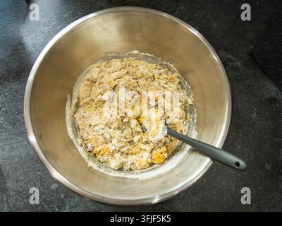 Ingredienti preparati per essere mescolati in un impasto per pane fatto in casa Foto Stock