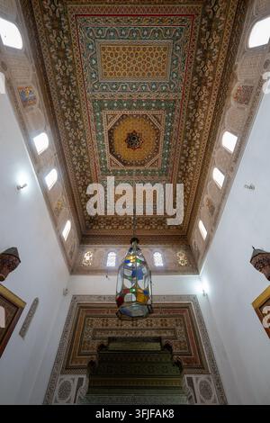 Soffitto in legno dipinto e ornato al Palazzo Bahia di Marrakesh, Marocco, con motivi geometrici, stucchi scolpiti, vetrate colorate, un Foto Stock