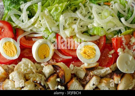 Colorata insalata di giardino con verdure fresche, uova sode, tonno e crostini tostati Foto Stock