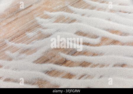 Un primo piano astratto di intricati motivi increspati dal vento e di sottili texture minerali sui terreni di sabbia bianca dei Lencois Maranhenses, in Brasile. Foto Stock