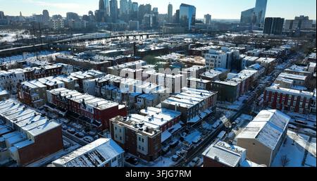 Città americana nella neve invernale. Ripresa aerea inclinata verso l'alto rivela lo skyline urbano. Scatto residenziale del centro città, Filadelfia, Pennsylvania. Foto Stock