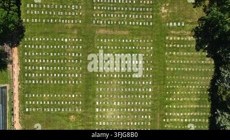Vista aerea dall'alto di un grande cimitero. Lapidi piatte disposte in file organizzate. Bilancio delle vittime militari in America, Lititz, Pennsylvania. Foto Stock
