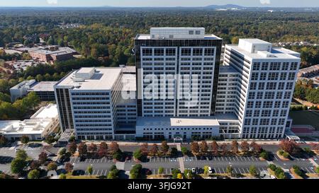 Veduta aerea di un grande edificio ospedaliero negli USA. Sistema sanitario americano. Grande edificio di uffici aziendali ad Atlanta, Georgia. Foto Stock