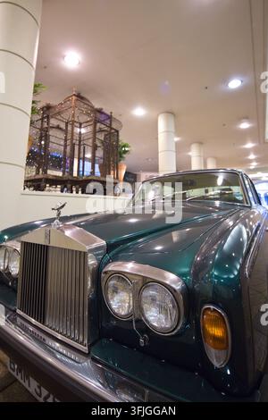 Una Rolls-Royce verde vintage è esposta come decorazione di lusso nella hall del Millennium Gloucester Hotel di Londra Kensington. Foto Stock