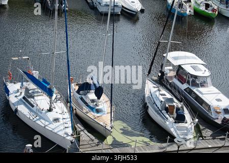 Vista ad angolo alto di yacht a vela e barche ormeggiate nella marina Foto Stock