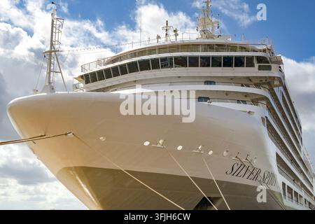 Bordeaux, Francia – 31 agosto 2026: La nave da crociera di lusso Silver Spirit, gestita da Silversea, è ormeggiata sul fiume Garonna nel centro di Bordeaux Foto Stock