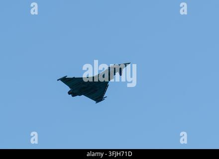 Jet Eurofighter Typhoon che vola in un cielo blu Foto Stock