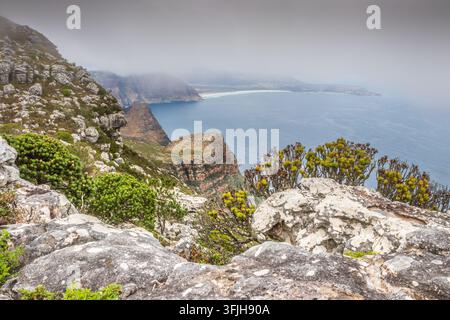 Escursione costiera nuvolosa e nebbiosa a Hout Bay sopra l'Oceano Atlantico, Città del Capo, Sudafrica Foto Stock
