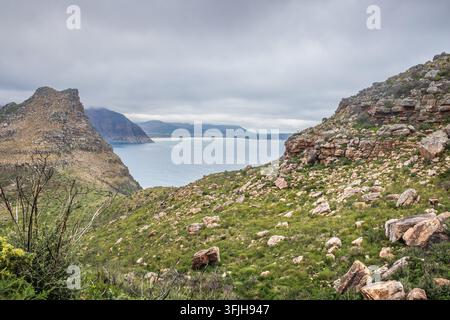Escursione costiera nuvolosa e nebbiosa a Hout Bay sopra l'Oceano Atlantico, Città del Capo, Sudafrica Foto Stock