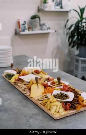 Tavola da gourmet con formaggi e salumi su un tavolo moderno Foto Stock