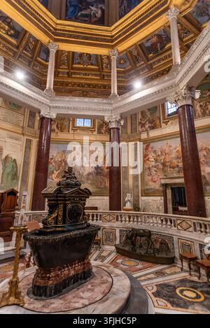 Roma, Italia - 09 aprile 2026 - Una fotografia dettagliata che cattura il sacro bacino battesimale situato all'interno dell'edificio storico del battistero situato in Foto Stock