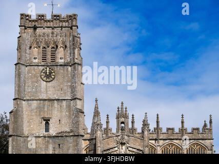 Chiesa di San Pietro e San Paolo (conosciuta come Cattedrale dei Cotswolds) nella città dei Cotswolds di Northleach, Gloucestershire, Inghilterra, Regno Unito Foto Stock