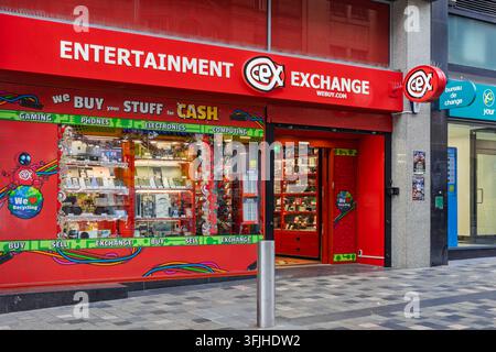 GLASGOW, REGNO UNITO - 27 DICEMBRE 2025: Esterno di CeX Entertainment Exchange su Sauchiehall Street, Glasgow, Scozia, che mostra il rosso distintivo del marchio Foto Stock