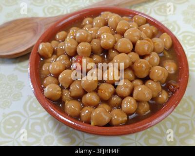 Fagioli bianchi cotti in salsa in un piatto Foto Stock