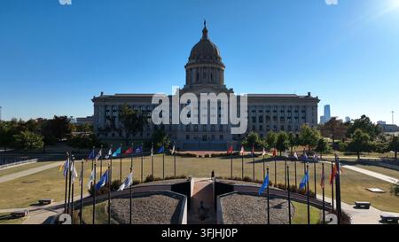 Monumento Meeting Place, Flag Plaza al Campidoglio di Oklahoma City. OKC. Volo aereo in risalita in una giornata ventosa. Foto Stock