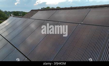 Pannelli solari con gocce d'acqua dopo un temporale. Primo piano aereo dell'inefficienza energetica rinnovabile durante la pioggia, College Township, Pennsylvania. Foto Stock