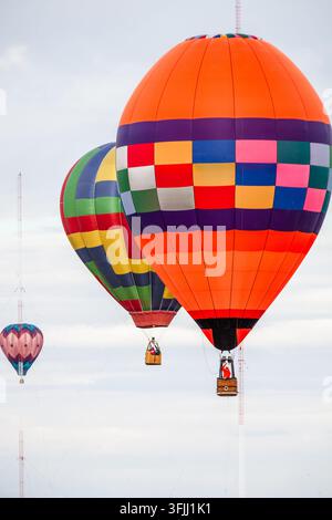Numerosi palloncini che si librano sopra il terreno della fiera alla festa annuale delle mongolfiere di Albuquerque. Ott 2014 Foto Stock