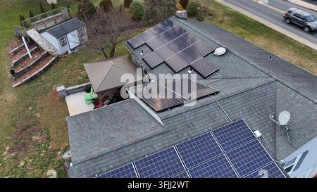 Pannelli solari moderni installati sul tetto di una vecchia casa americana. Area residenziale americana. Giorno freddo d'inverno. Ripresa aerea dall'alto, Akron, Pennsylvania. Foto Stock