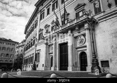 Presentazione artistica monocromatica focalizzata sui dettagli architettonici sorprendenti, sulle ombre scure e sulla facciata storica dell'ingresso principale di palazzo mon Foto Stock