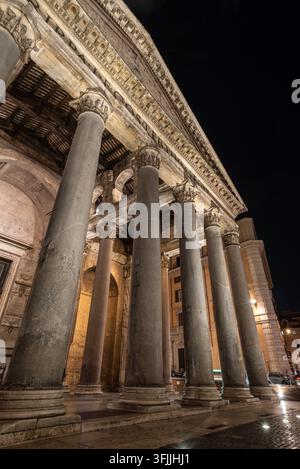 Close-up dettagliato delle massicce colonne corinzie del Pantheon di notte a Roma, Italia Foto Stock