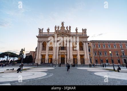 Grande veduta esterna della facciata d'ingresso principale dell'Arcibasilica di San Giovanni in Laterano che mostra la sua architettura classica in Italia Foto Stock