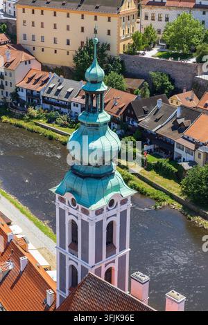Vista panoramica della chiesa di San Jost del XIV secolo sconsacrata nella città fiabesca di Cesky Krumlov, Repubblica Ceca (sito del patrimonio mondiale UNESCO) Foto Stock