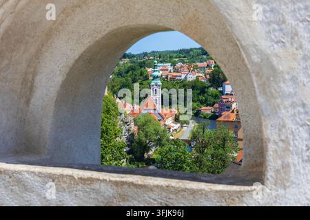 Vista panoramica della chiesa di San Jost del XIV secolo sconsacrata nella città fiabesca di Cesky Krumlov, Repubblica Ceca (sito del patrimonio mondiale UNESCO) Foto Stock