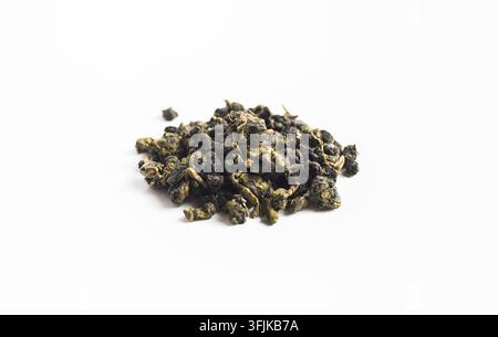 Primo piano di foglie di tè oolong di Taiwan essiccate e arrotolate ammucchiate, isolate su sfondo bianco con spazio per il testo Foto Stock
