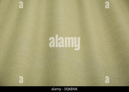 Sfondo minimalista, texture di tessuto verde oliva morbido con pieghe eleganti per il design di interni e progetti di marketing e branding dell'industria tessile Foto Stock