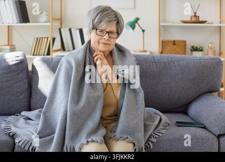 Ritratto di una donna anziana triste e contemplativa a casa Foto Stock