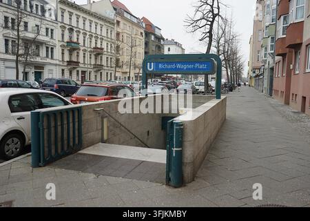Interno colorato della stazione della metropolitana Richard-Wagner-Platz sulla linea U7, Berlino, Germania, marzo 2019 Foto Stock